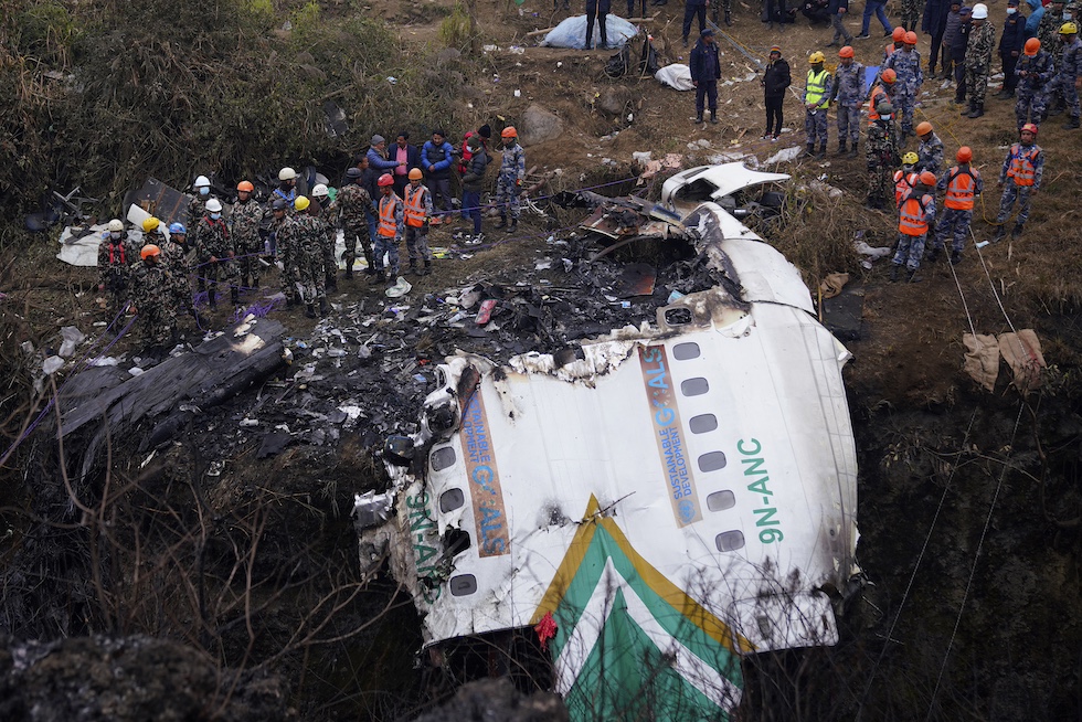 I resti dell'aereo coinvolto nell'incidente a Pokhara , in Nepal, 26 gennaio 2023(AP Photo/Yunish Gurung, File)