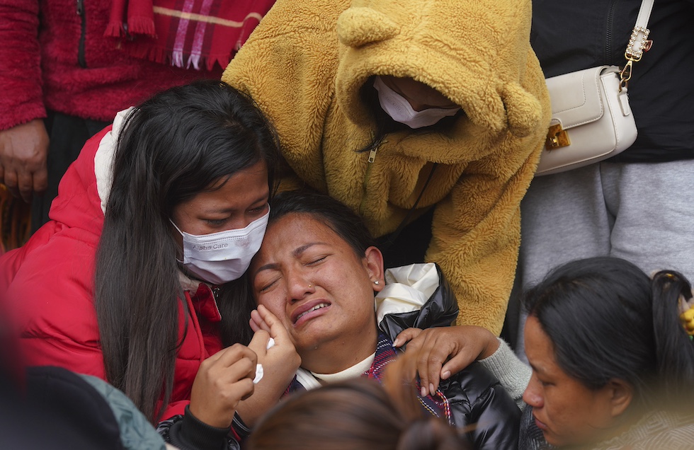 Una donna, parente di una delle vittime dell'incidente di Pokhara, 16 gennaio 2023 (AP Photo/Yunish Gurung)