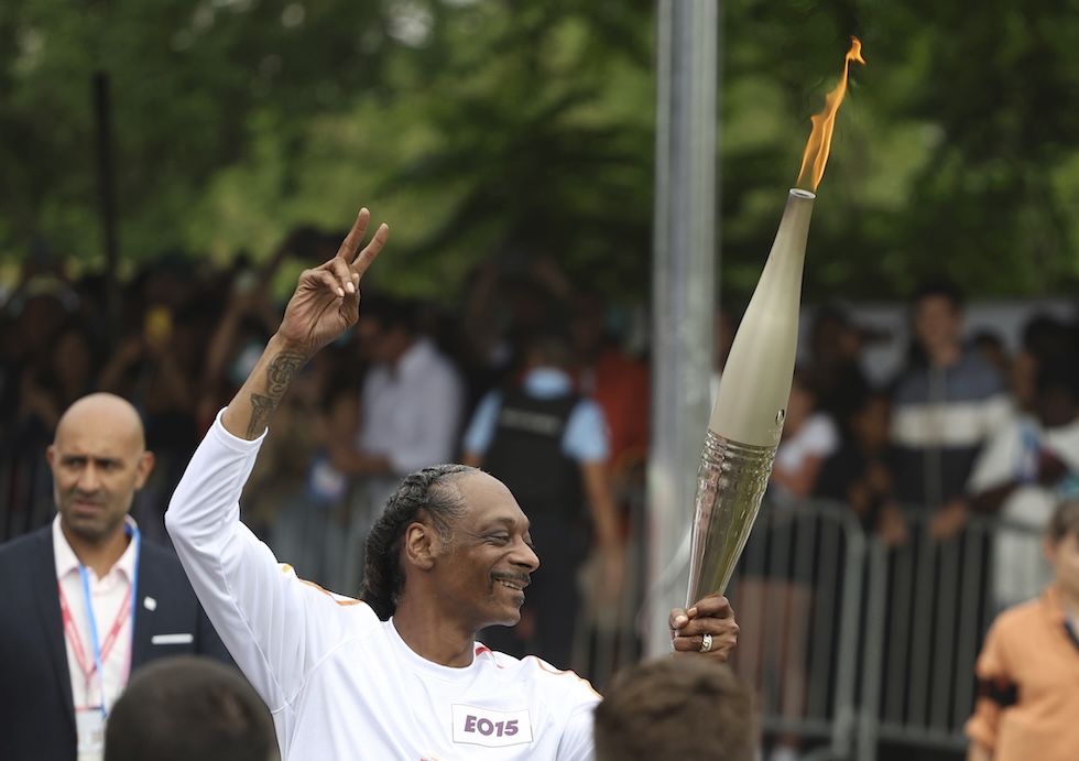 Snoop Dogg con la torcia olimpica a Saint Denis, 26 luglio 2024