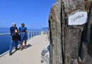 Due persone di spalle su un tratto della Via dell'Amore