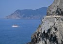 Il mare di fronte alla Via dell'Amore; un tratto del sentiero è visibile sulla parete di una scogliera