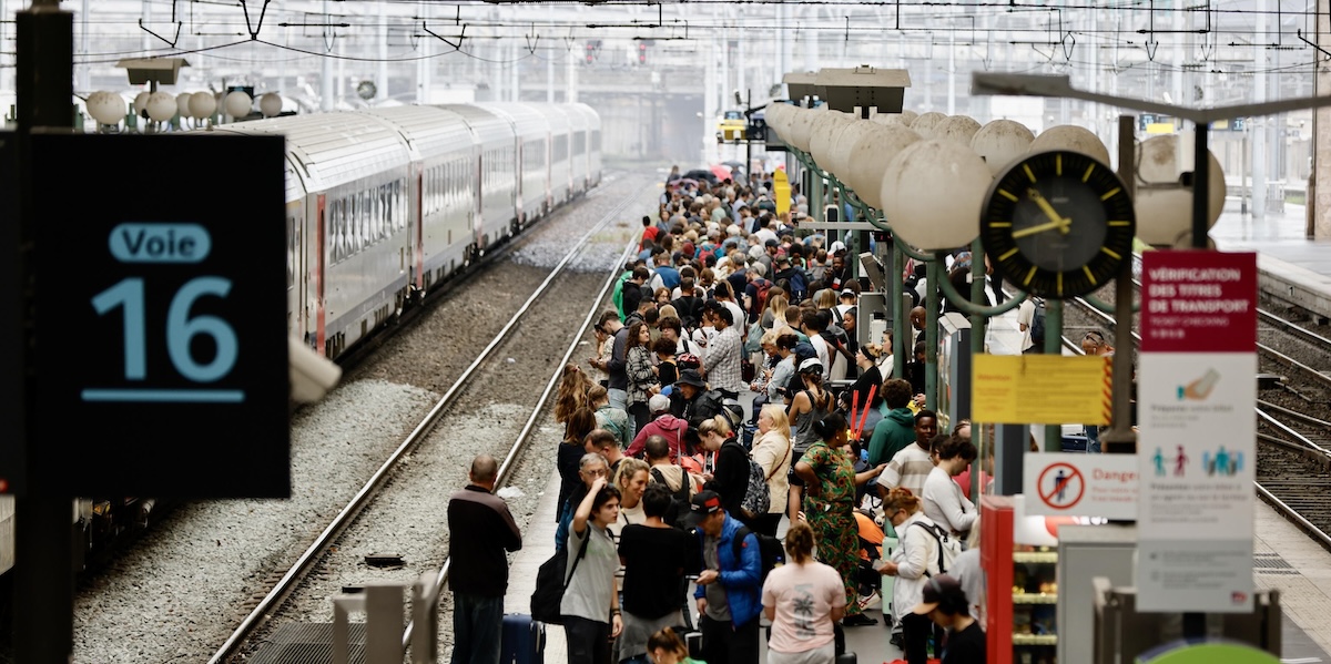 I passeggeri in attesa su un binario della stazione Gare du Nord di Parigi, il 26 luglio