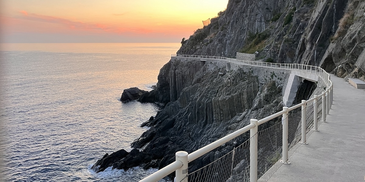 Un tratto della Via dell'Amore alle Cinque Terre al tramonto