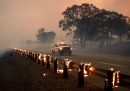 I guardrail in fiamme a fianco della Highway 36 vicino a Paynes Creek, nella contea di Tehama in California, il 26 luglio