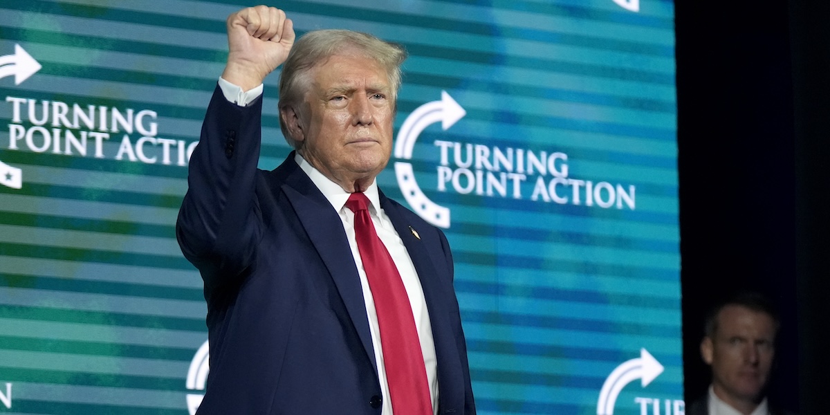 Donald Trump sul palco del “Turning Point Believers' Summit”, a West Palm Beach il 26 luglio