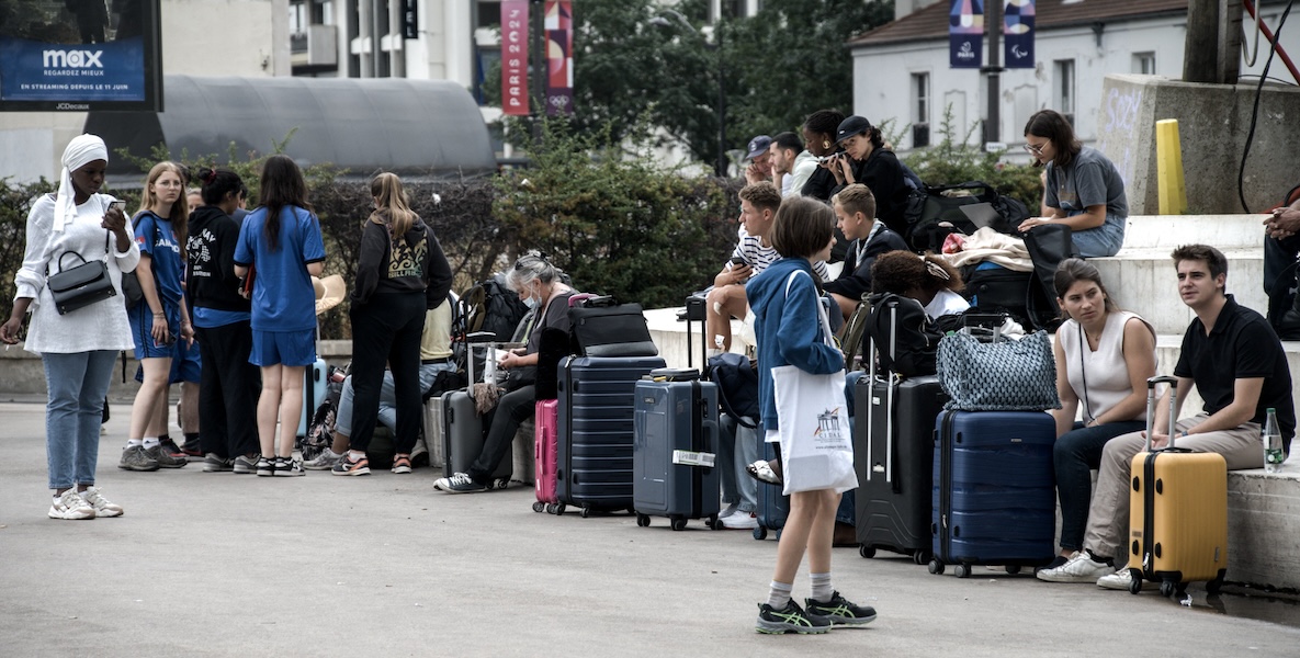 Alcuni passeggeri in attesa in una stazione di Parigi, il 26 luglio