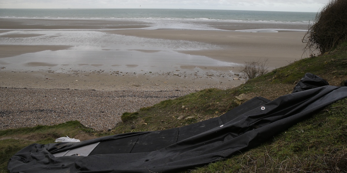 Un'imbarcazione gonfiabile danneggiata a Wimereux, nel nord della Francia, da dove partono molti migranti diretti nel Regno Unito attraverso il Canale della Manica (AP Photo/Michel Spingler)