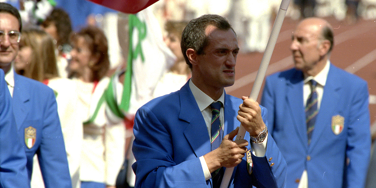 Pietro Mennea porta la bandiera italiana durante la giornata inaugurale dei giochi olimpici di Seul il 28 settembre 1988. (ANSA)