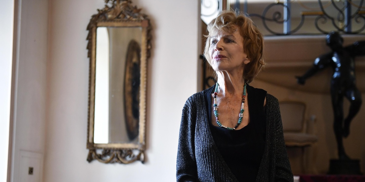 Edna O'Brien in posa per una foto nel novembre del 2019 (EPA/ Julien De Rosa via ANSA)