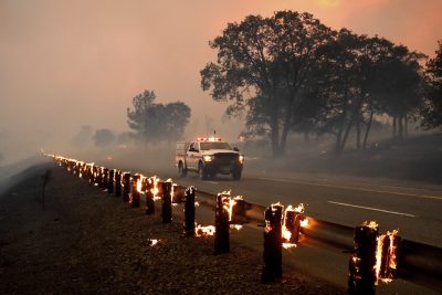 I guardrail in fiamme a fianco della Highway 36 vicino a Paynes Creek, nella contea di Tehama in California, il 26 luglio