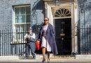 Kemi Badenoch esce da Downing Street dopo una riunione del governo, il 30 aprile