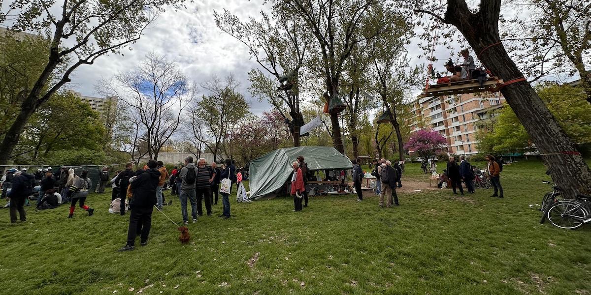 Il parco Don Bosco di Bologna con i manifestanti che protestano per difendere gli alberi da un progetto di riqualificazione dello spazio verde e della scuola, 3 aprile 2024 (ANSA/ SARA FERRARI)