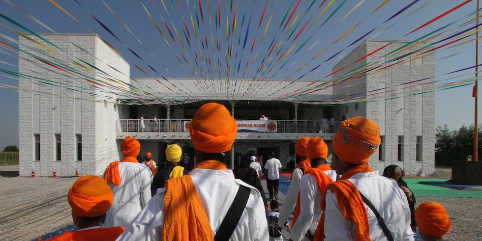 Indiani sikh davanti al tempio di Pessina Cremonese.