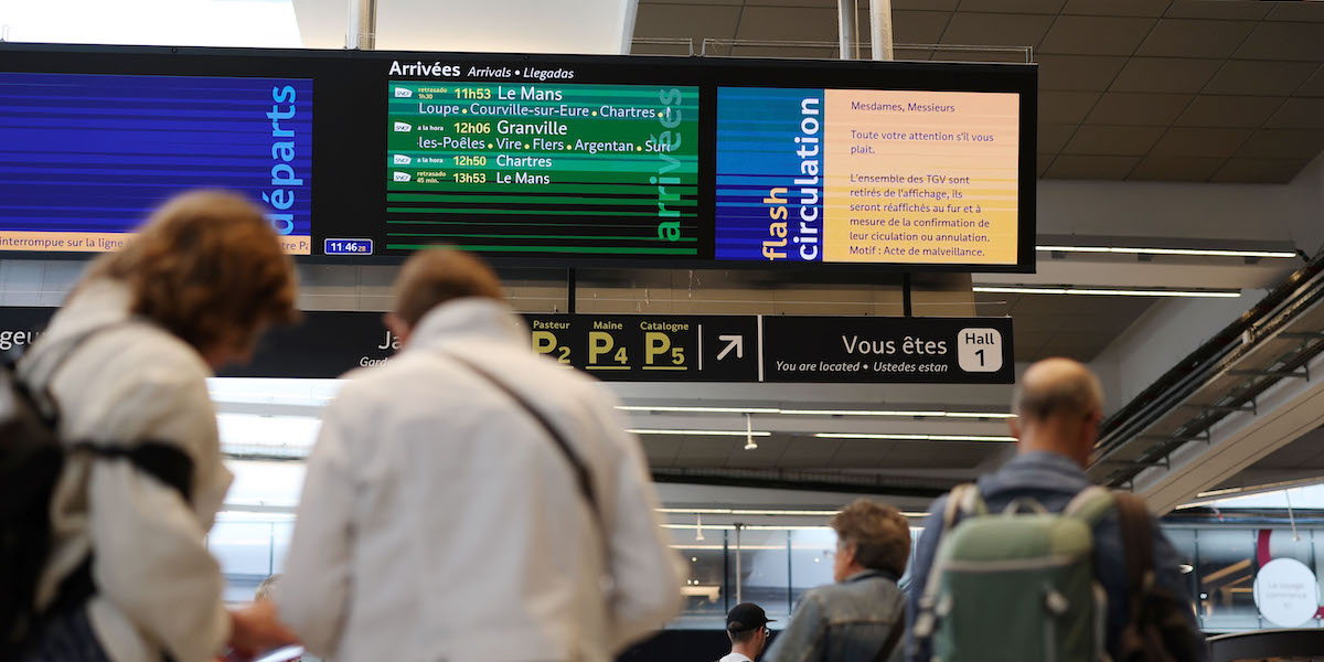 La stazione di Parigi Montparnasse con l'avviso ai passeggeri del sabotaggio, 26 luglio 2024 (Javier Mostacero Carrera/Getty Images)