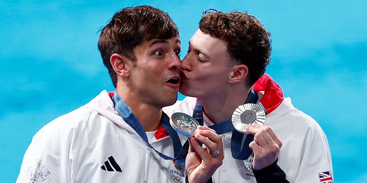 Il tuffatore inglese Noah Williams bacia Tom Daley, con cui ha vinto l'argento nei tuffi sincronizzati dalla piattaforma 10 metri per il Regno Unito