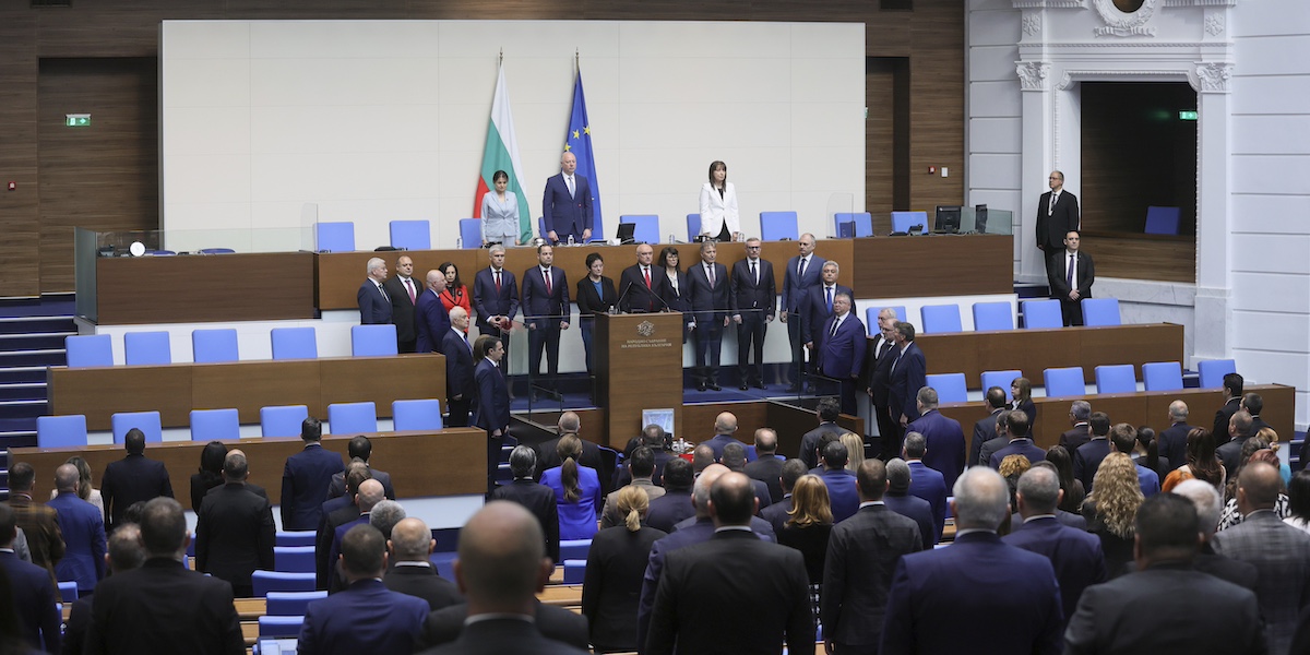 Il primo ministro Dimitar Glavchev e il suo governo ad interim prestano giuramento nel parlamento bulgaro prima delle elezioni di giugno. Sofia, 9 aprile 2024 (AP Photo/ Valentina Petrova)