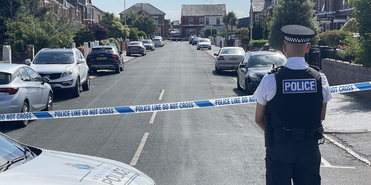 Un agente di polizia vicino al luogo dell'attacco a Southport, 29 luglio 2024 (Stringer/ Getty Images)