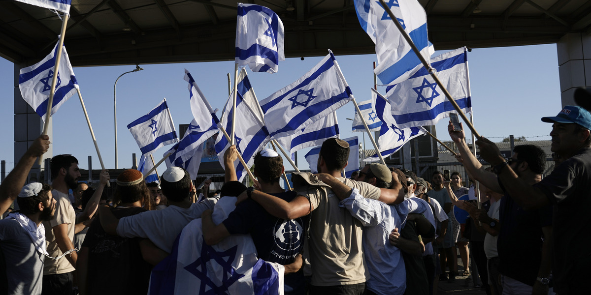 Alcune persone con bandiere israeliane durante la protesta