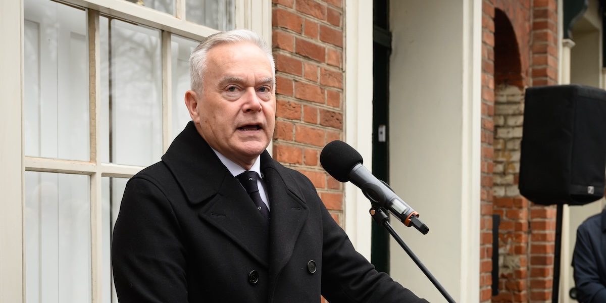 Huw Edwards durante un evento il 22 febbraio del 2023 (Leon Neal/ Getty Images)