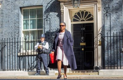 Kemi Badenoch esce da Downing Street dopo una riunione del governo, il 30 aprile