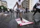 Un manifestante calpesta un poster elettorale di Maduro, a Caracas il 29 luglio