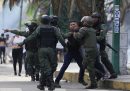 La polizia arresta un manifestante durante le proteste a Caracas, il 29 luglio (