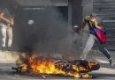 Una motocicletta incendiata durante le proteste a Caracas, il 29 luglio