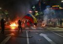 Una manifestante con una bandiera venezuelana in strada a Caracas, il 29 luglio