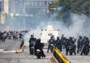 Gli scontri tra la guardia nazionale e i manifestanti a Caracas, il 29 luglio