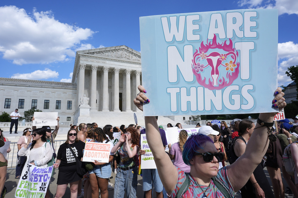 Attiviste e attivisti per l'aborto protestano davanti alla Corte Suprema nel giugno 2024