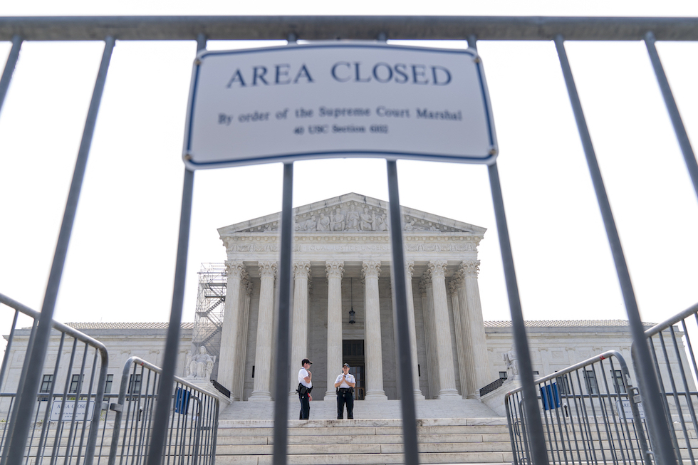 La Corte Suprema americana fotografata da dietro a una transenna