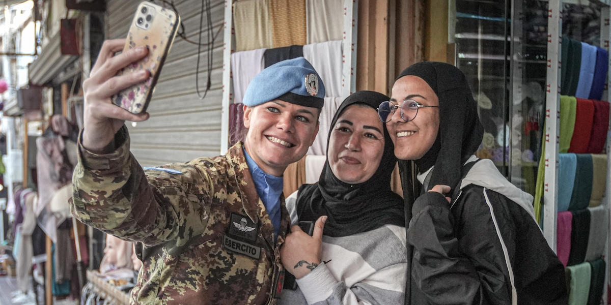 Foto di una soldata italiana in Libano che si fa un selfie con due donne libanesi