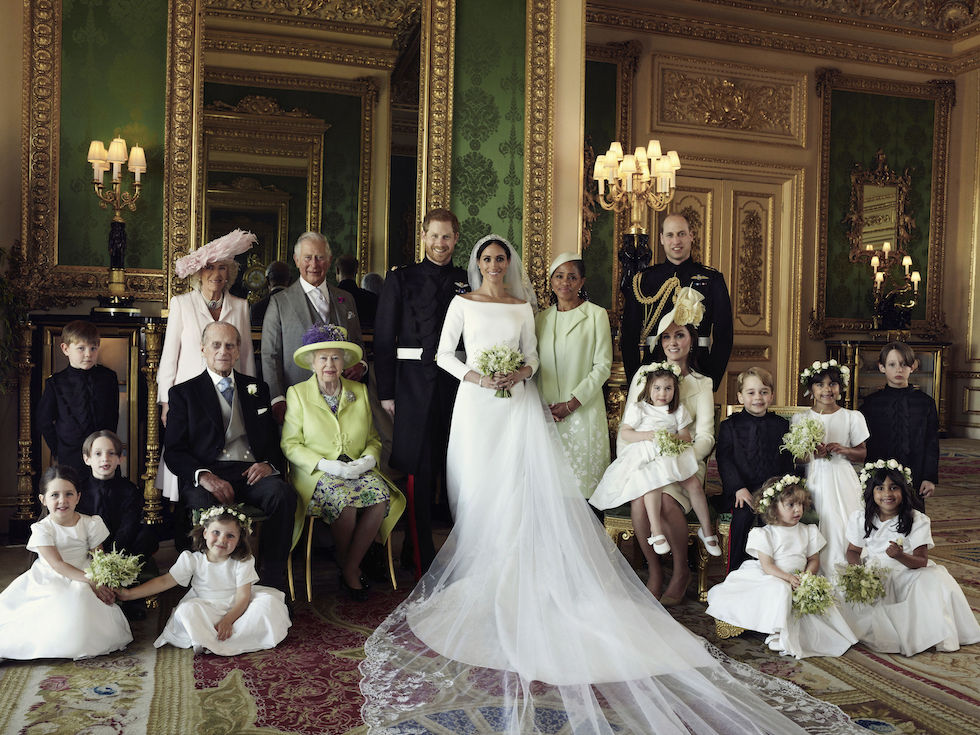 La regina Elisabetta in colore lime, nella fotografia ufficiale del matrimonio del principe Harry e di Meghan Markle, scattata dal fotografo Alexi Lubomirski nel castello di Windsor, 19 maggio 2018(Alexi Lubomirski/Kensington Palace via AP)