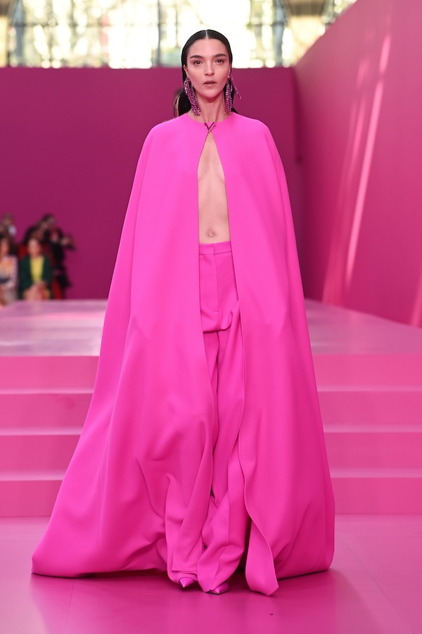 Una foto della modella Mariacarla Boscono alla sfilata autunno/inverno 2022/23 di Valentino: tutti gli abiti e gli accessori erano in rosa Valentino, un nuovo colore introdotto dal direttore creativo Pierpaolo Piccioli, Parigi, 6 marzo 2022