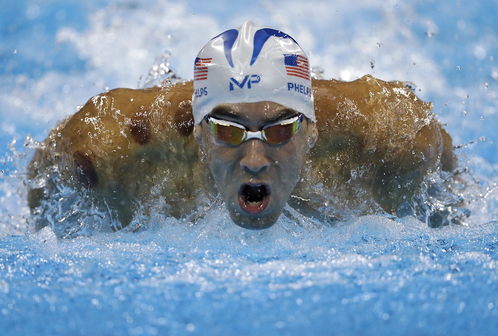 Phelps, fotografato frontalmente, esce dall'acqua durante una gara 