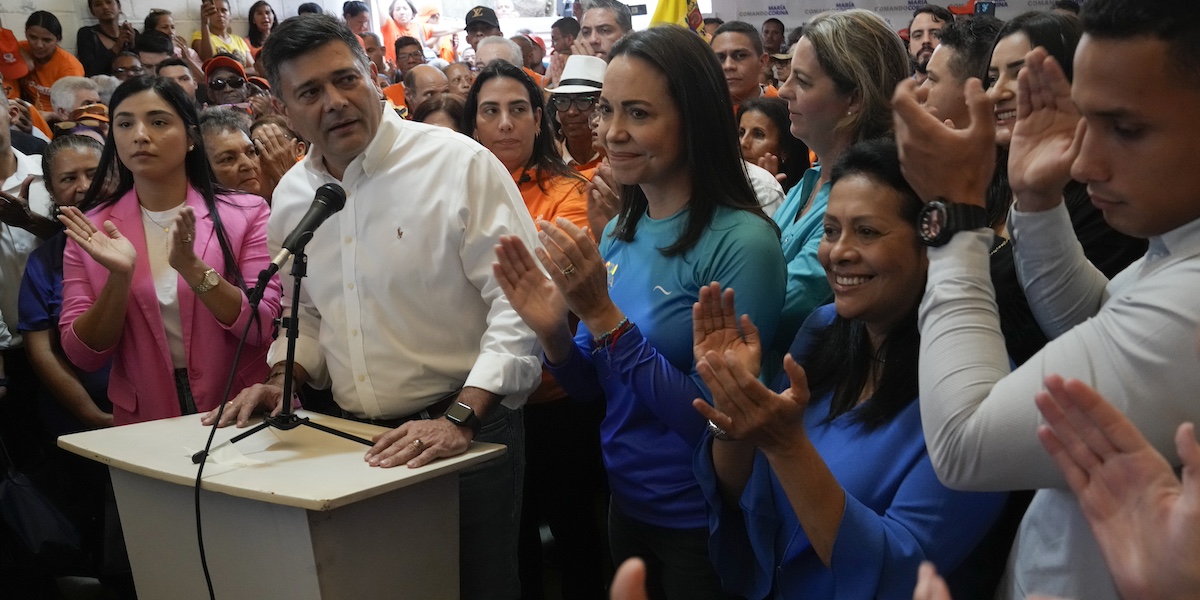 Freddy Superlano insieme a Maria Corina Machado, una delle leader dell'opposizione in Venezuela (AP Photo/Ariana Cubillos)