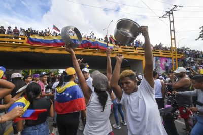 Le proteste contro la rielezione di Maduro nella città di Valencia, in Venezuela, il 29 luglio