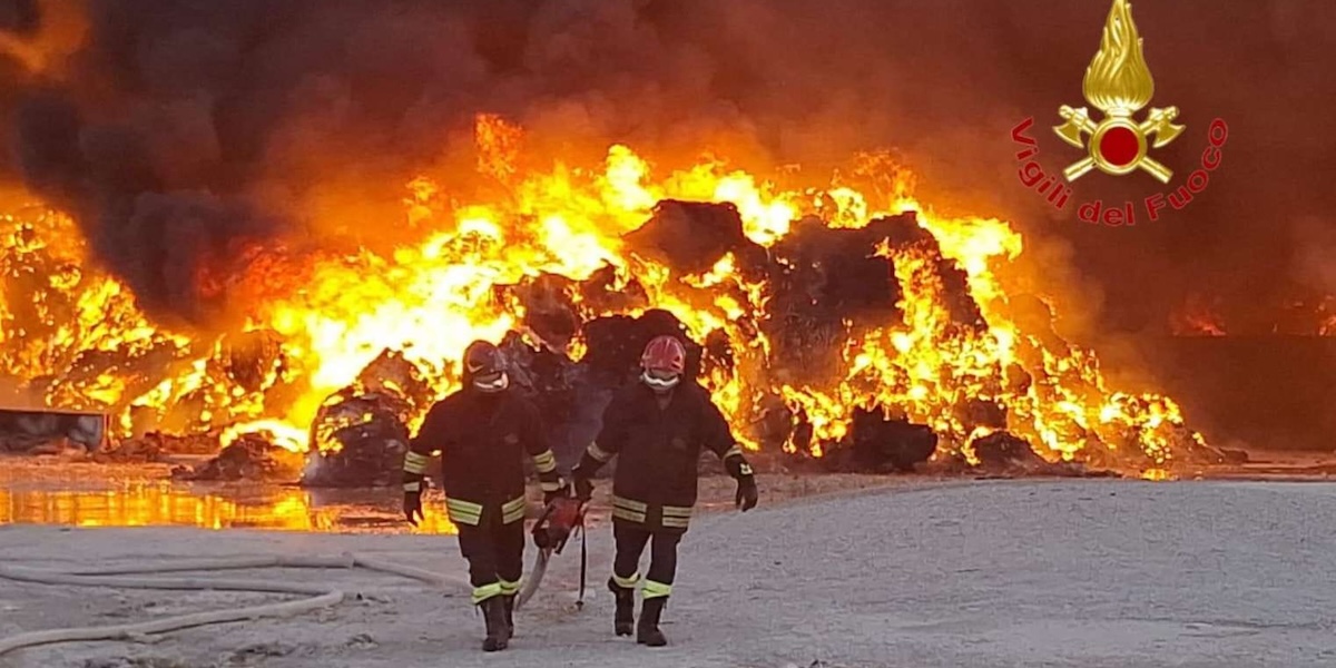 L'incendio dei rifiuti nell'area militare di Persano, in provincia di Salerno