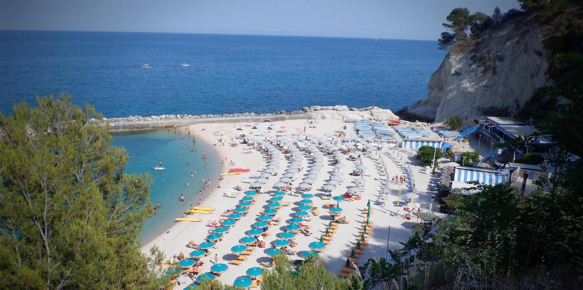 Veduta di una spiaggia di Sirolo, Ancona (ANSA / GIUSEPPE GIGLIA)