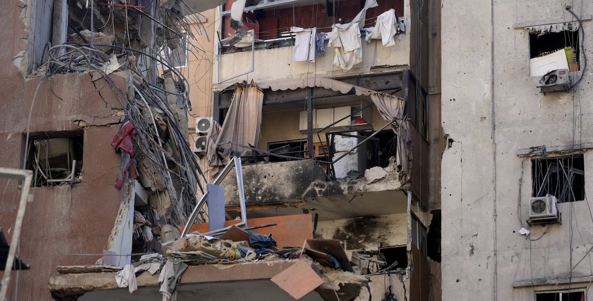 Un edificio colpito dall'attacco di Israele (AP Photo/Hussein Malla)