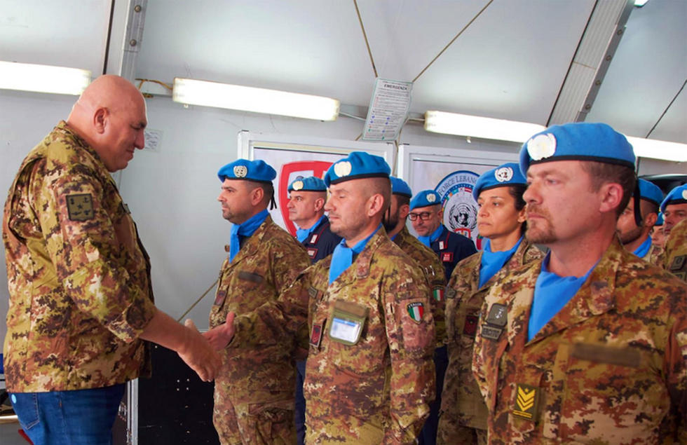 Foto di Crosetto che stringe la mano ai militari