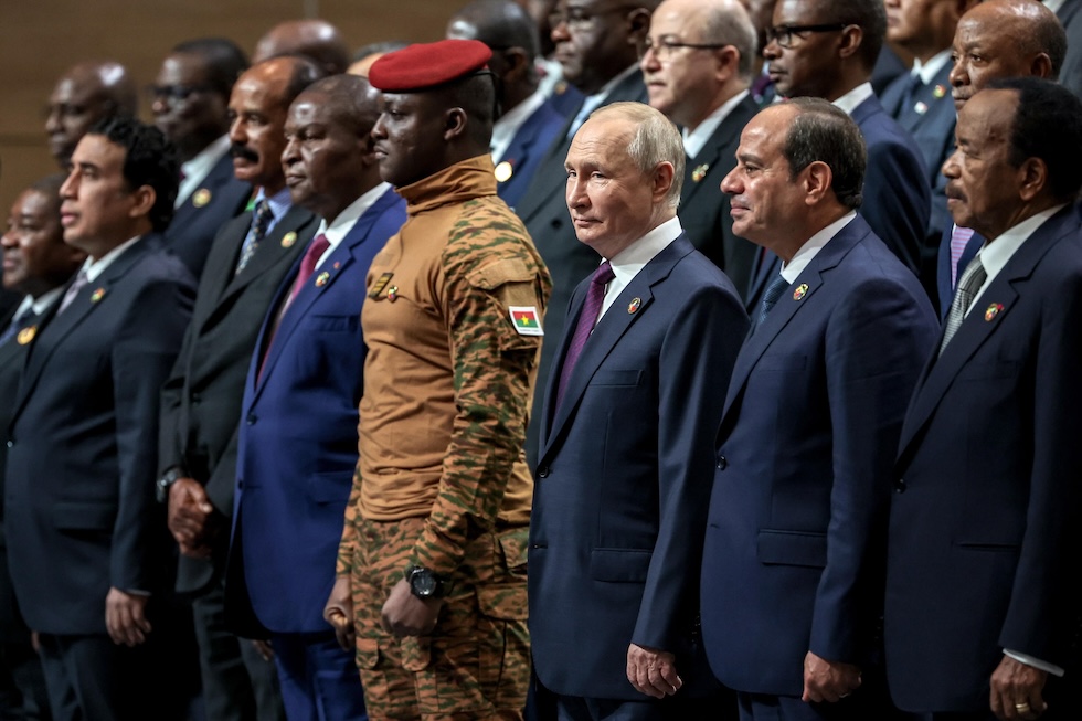 Da destra il presidente camerunese, Paul Biya, quello egiziano, Abdel Fattah el-Sisi, il capitano Ibrahim Traoré, e il presidente del Mozambico Filipe Nyusi insieme al presidente russo Vladimir Putin durante il forum economico “Russia-Africa”, a San Pietroburgo il 28 luglio 2023 