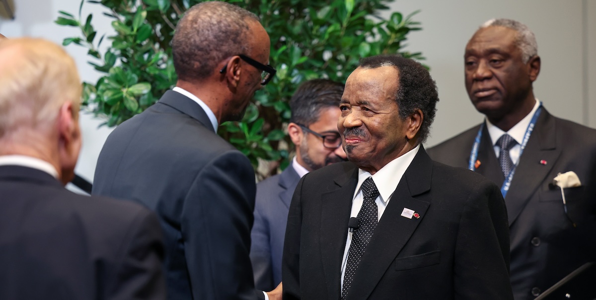 Il presidente del Ruanda, Paul Kagame (di spalle), con il presidente del Camerun, Paul Biya, durante una visita a Washington del dicembre 2022