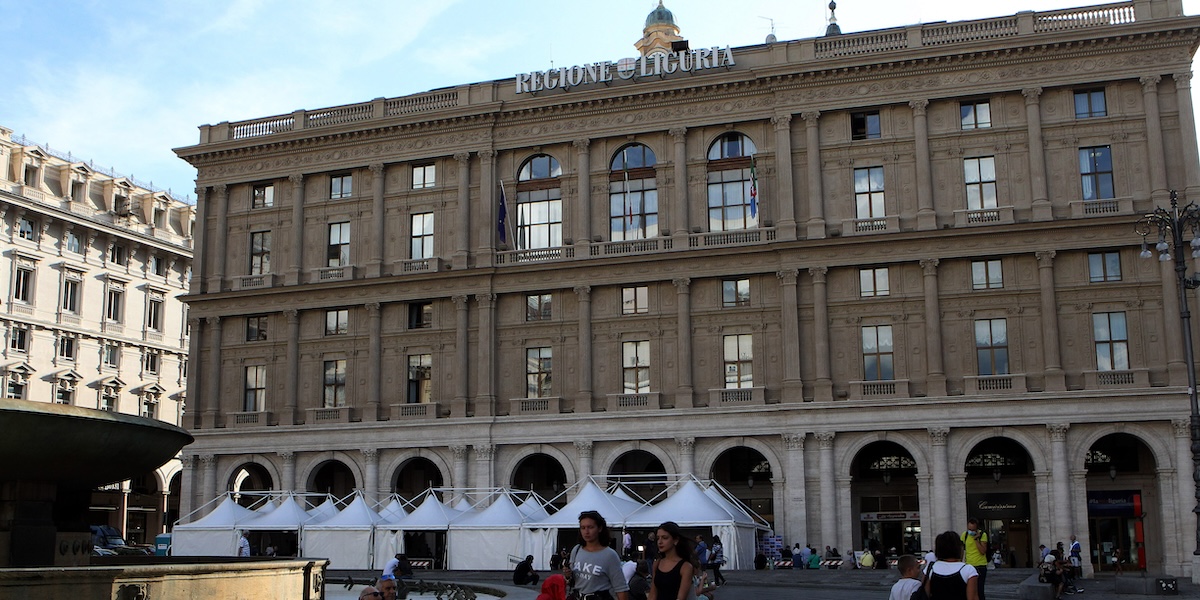 La facciata del palazzo della Regione Liguria a Genova