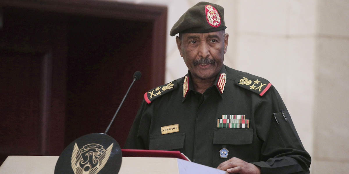 Una foto del generale dell'esercito sudanese Abdel-Fattah Burhan, 5 dicembre 2022 (AP Photo/Marwan Ali, File)