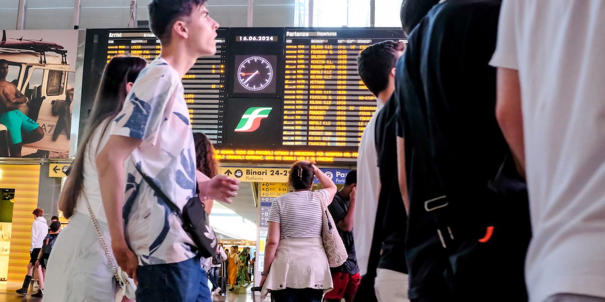 Un tabellone con gli orari delle partenze dei treni nella stazione Termini di Roma