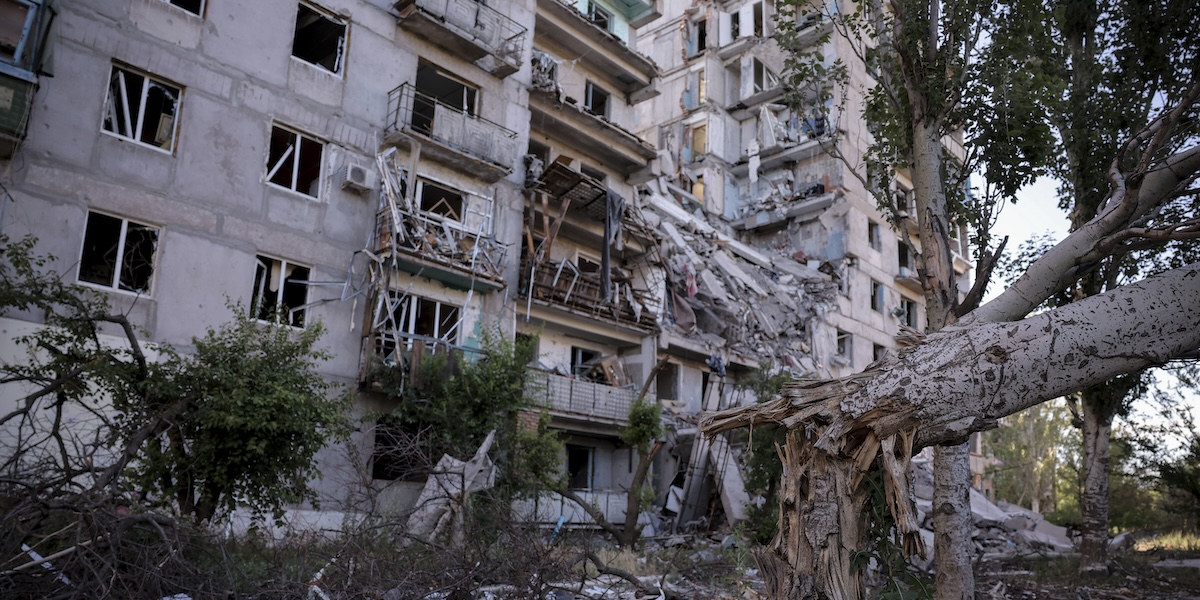 Le conseguenze di un attacco russo a Toretsk nella regione ucraina di Donetsk, lo scorso giugno (Oleg Petrasiuk/Ukrainian 24 Mechanised brigade via AP)