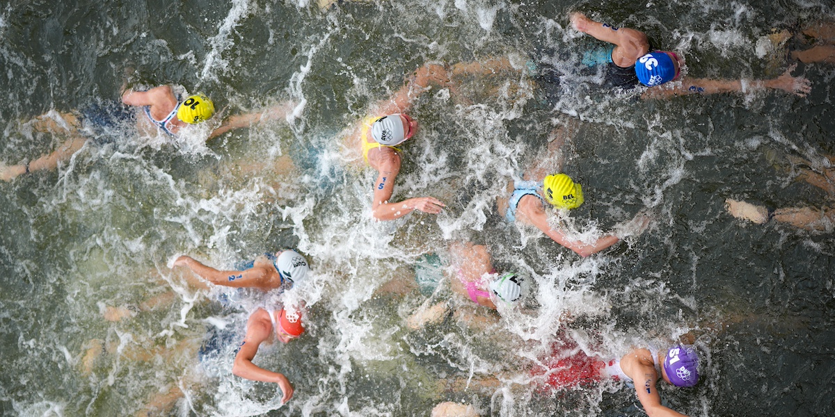 Le triatlete nella Senna, fotografate dall'alto