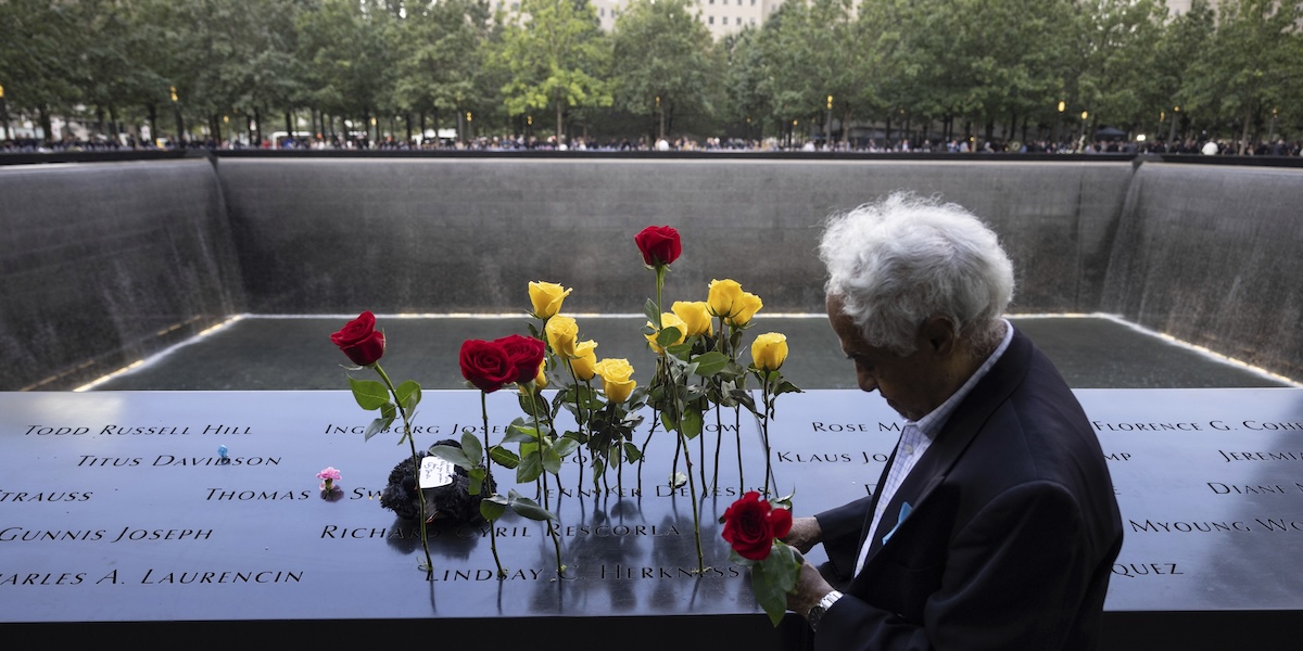 Una persona posa dei fiori al memoriale dell'11 settembre 2001 a New York, ventidue anni dopo gli attentati 
(AP Photo/ Yuki Iwamura)