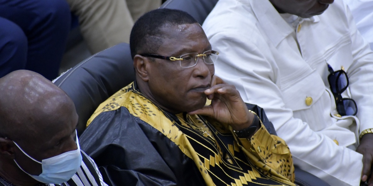 Moussa “Dadis” Camara durante la lettura della sentenza a Conakry, Guinea, mercoledì 31 luglio (AP Photo/ Abdoulaye Bella Diallo)